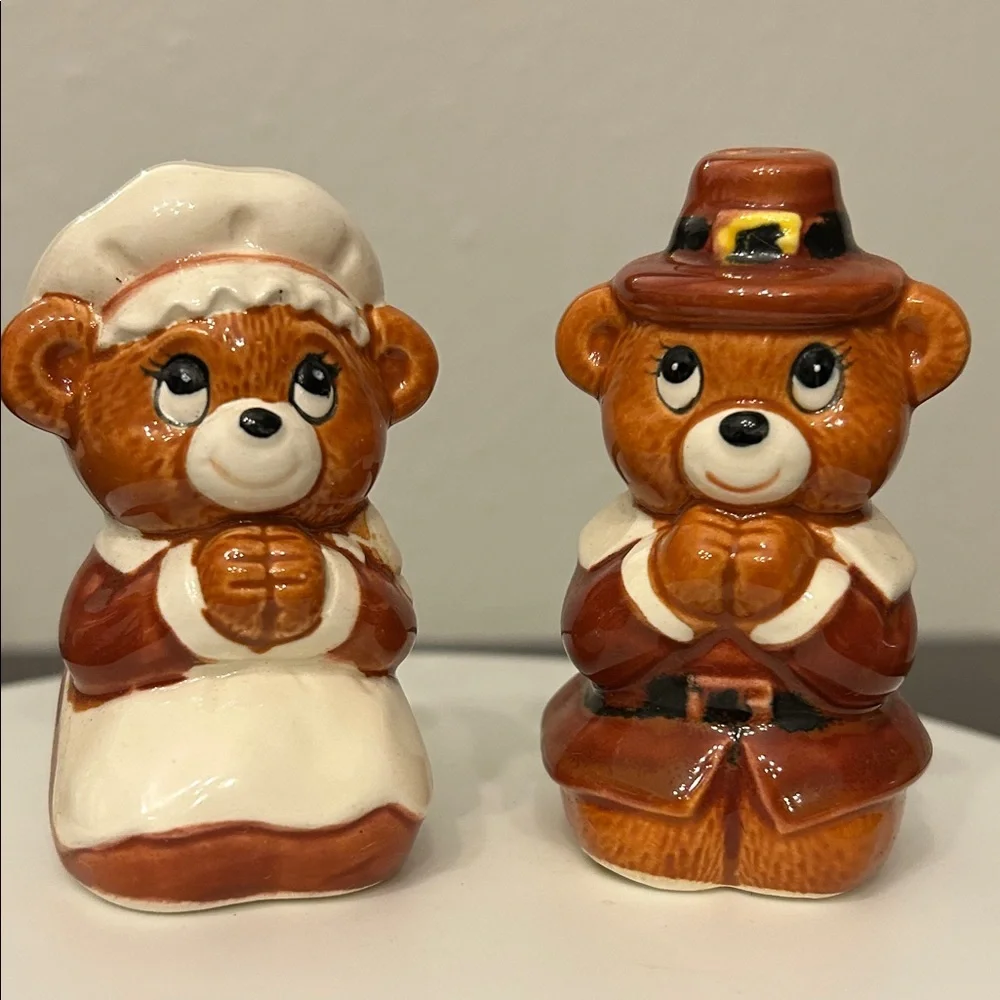 Vintage 80’s Lefton Pilgrim Bears Ceramic Salt and Pepper Shakers - Picture 8 of 9